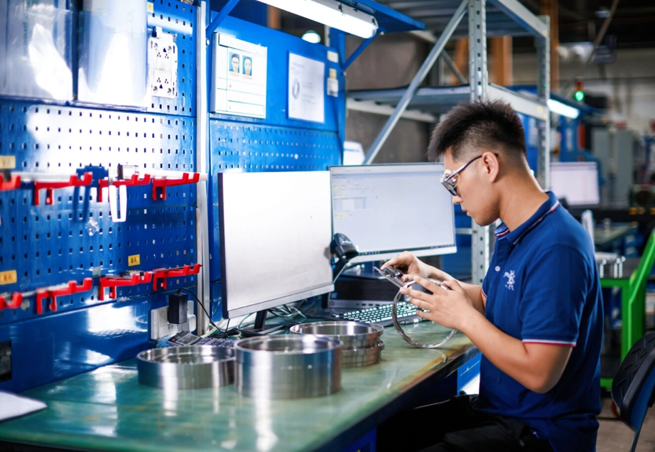 John Crane Employee Measuring Product